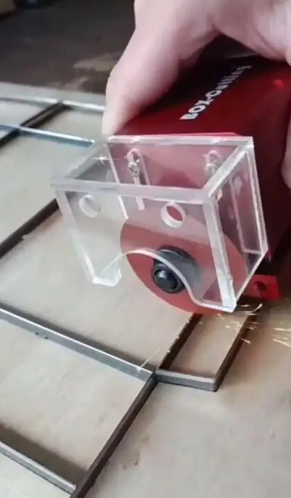 Carton die cutting disc mounted in pneumatic flatbed nick grinder tool