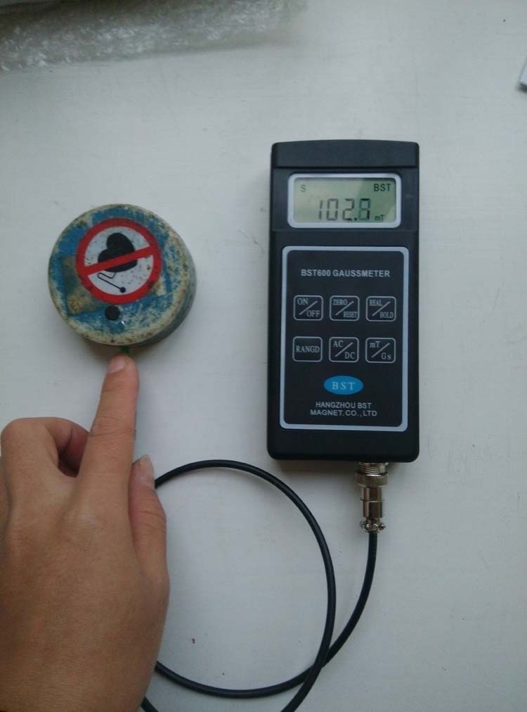 BST600 AC/DC gaussmeter measuring surface magnetic field with Hall probe