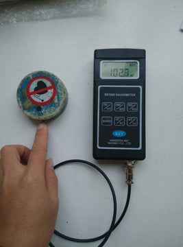 BST600 AC/DC gaussmeter measuring surface magnetic field with Hall probe