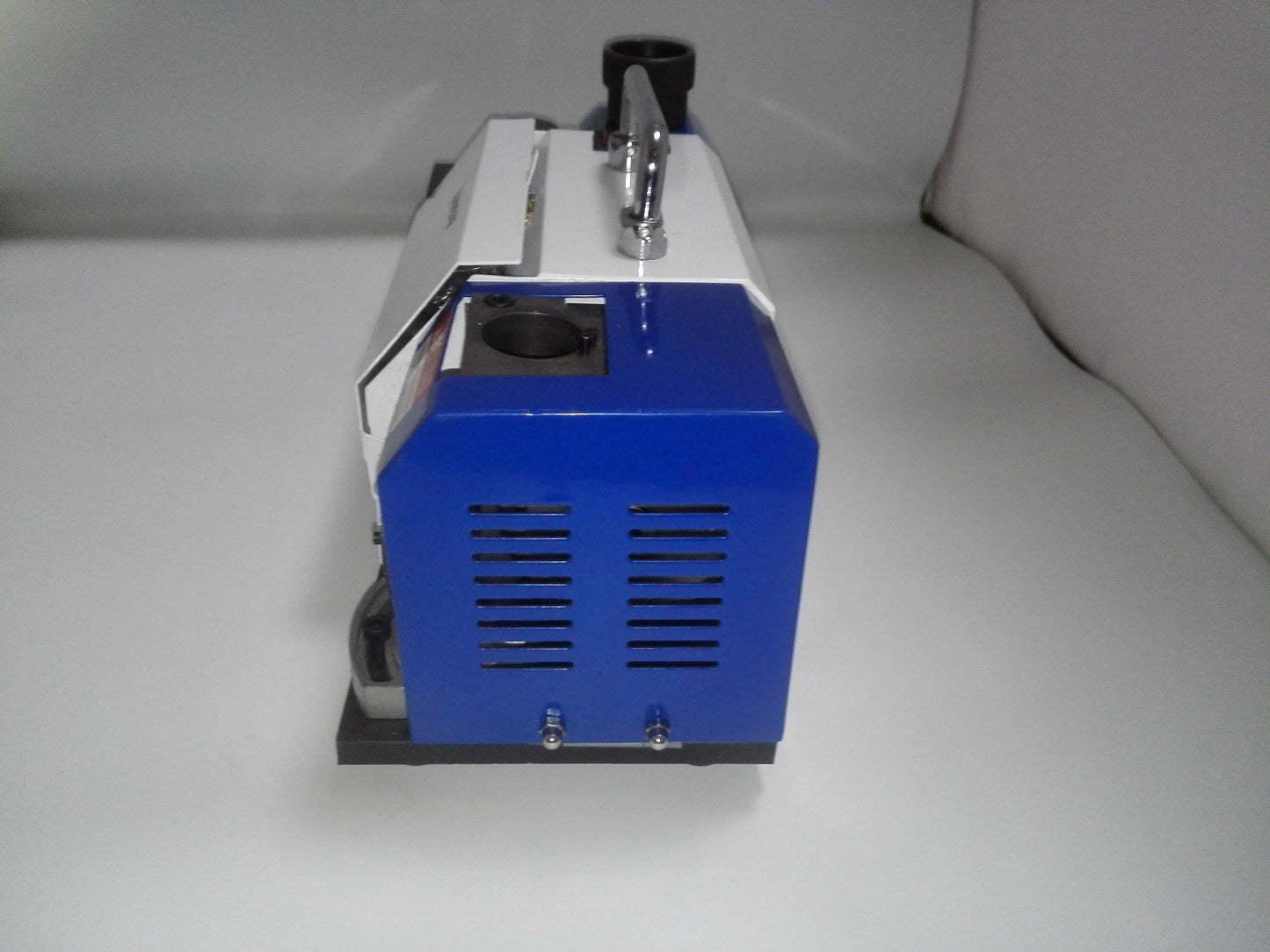 Closed portable drill bit grinder with carry handle and grinding station