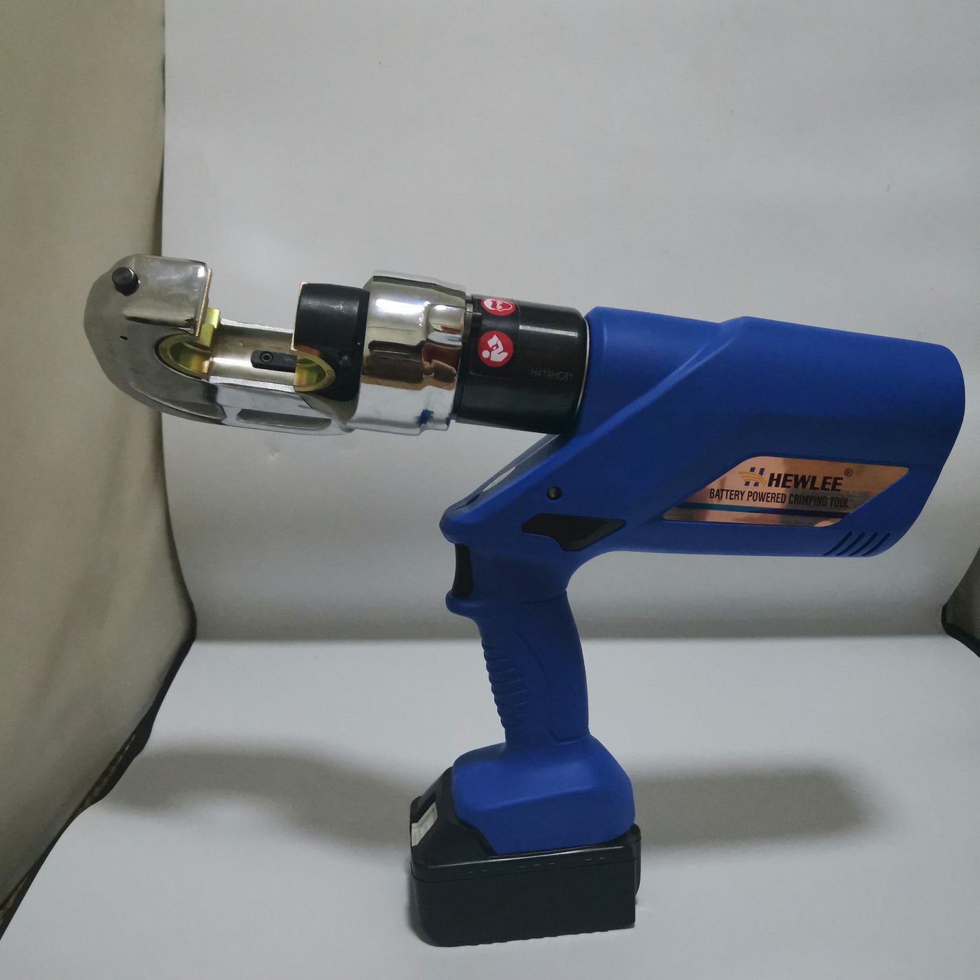 Battery powered hydraulic crimping tool with C-style head