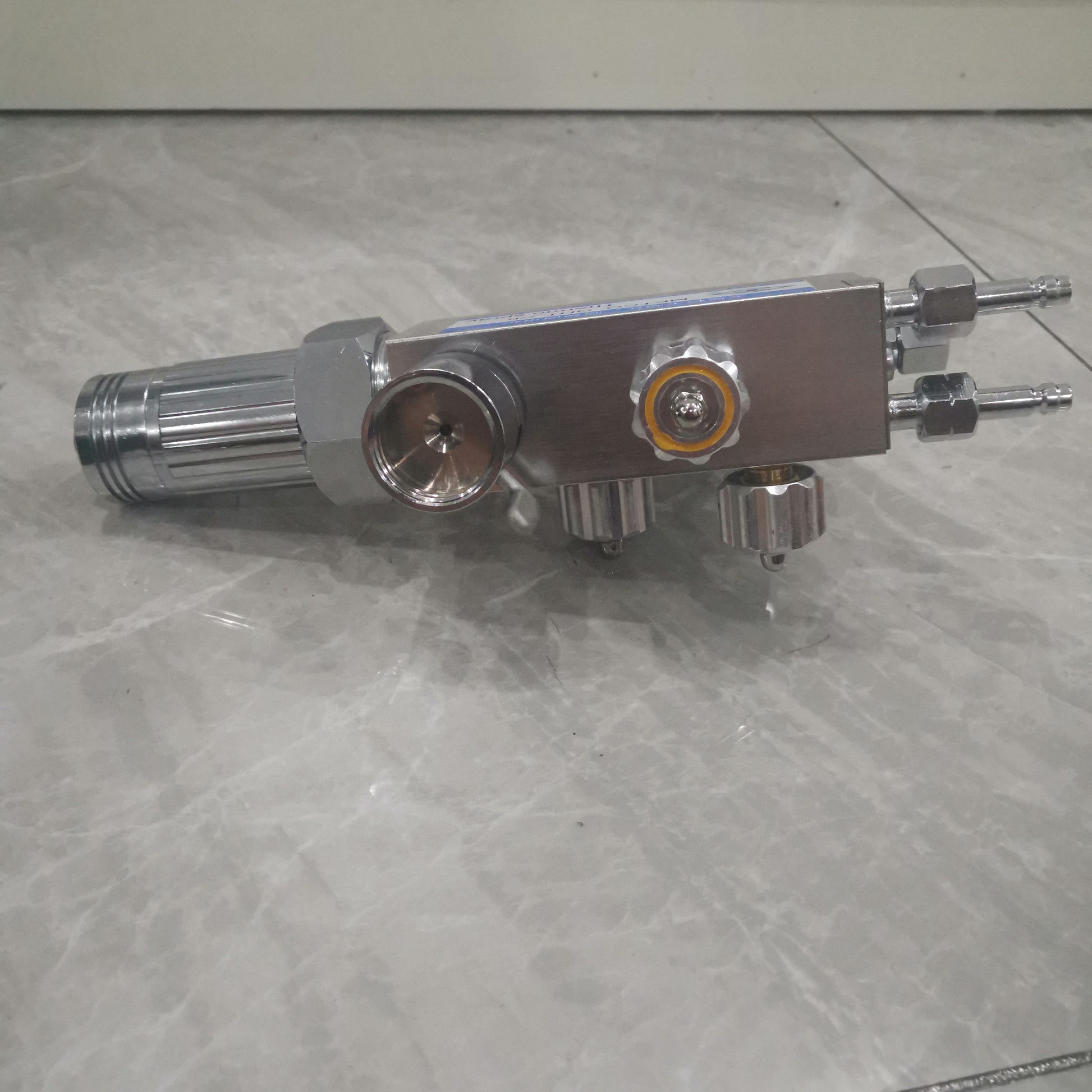 QHT-7/h thermal spray gun side view with powder cup and gas connections