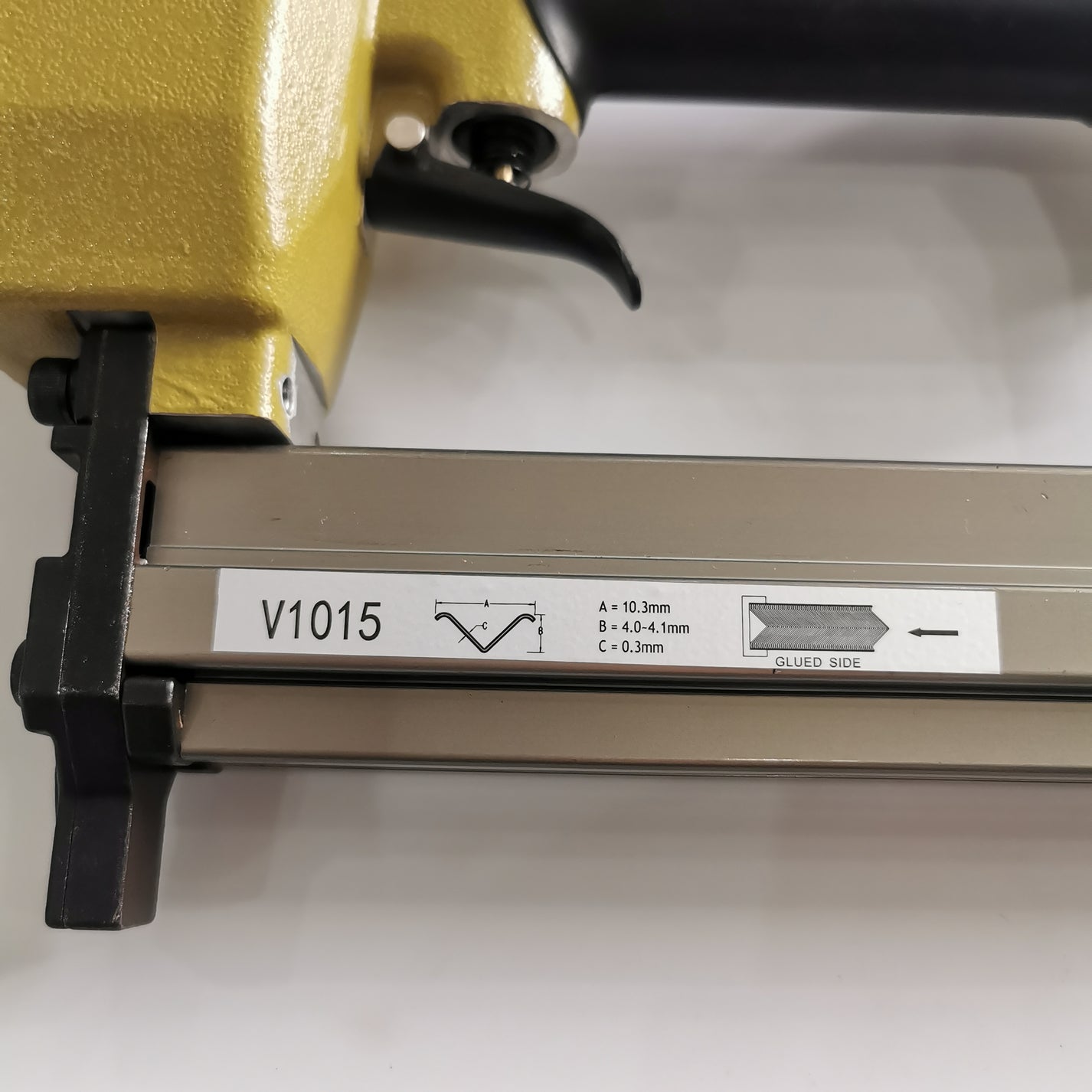 Close-up of V1015 V-nailer label showing 10.3 mm crown and 0.3 mm thickness