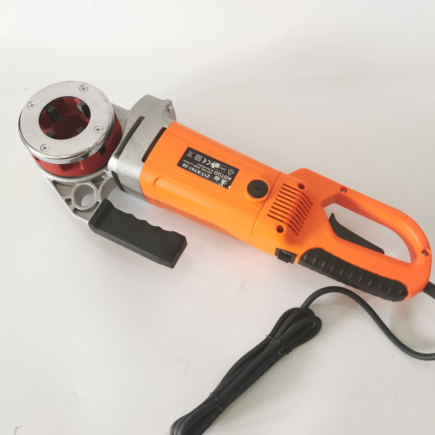 Handheld electric pipe threader with installed die head and side handle