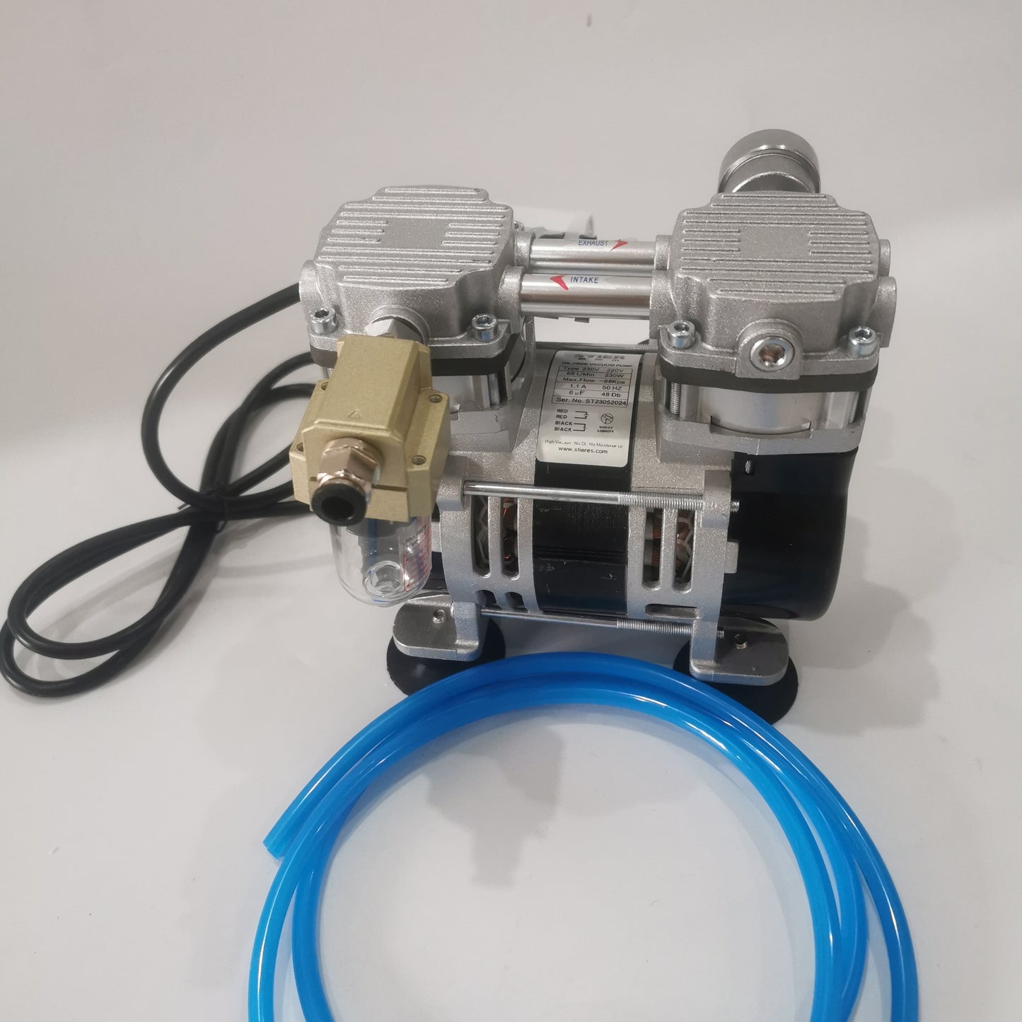 Oil-free silent lab vacuum pump with blue 8 mm hose and filter, 65 L/min -88 kPa