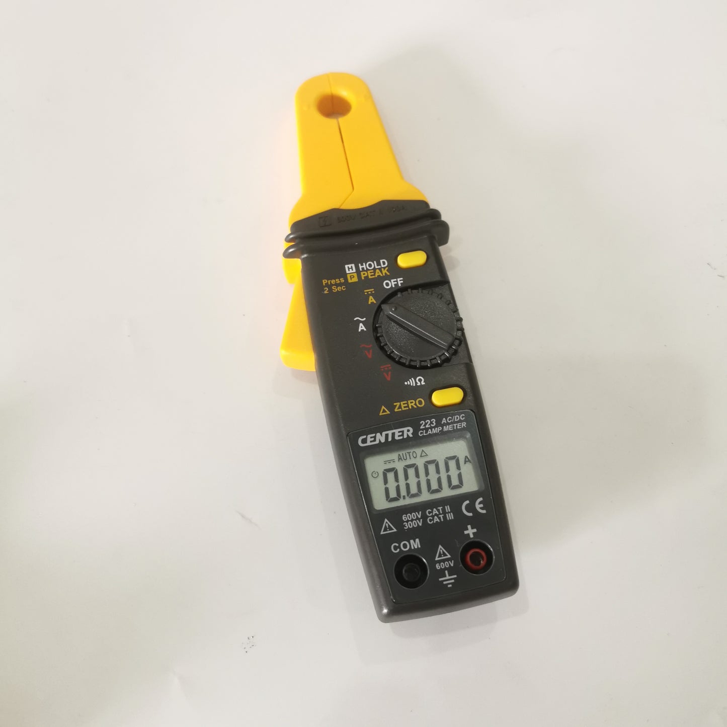Close view of CENTER 223 AC/DC clamp meter front panel and 600V input markings