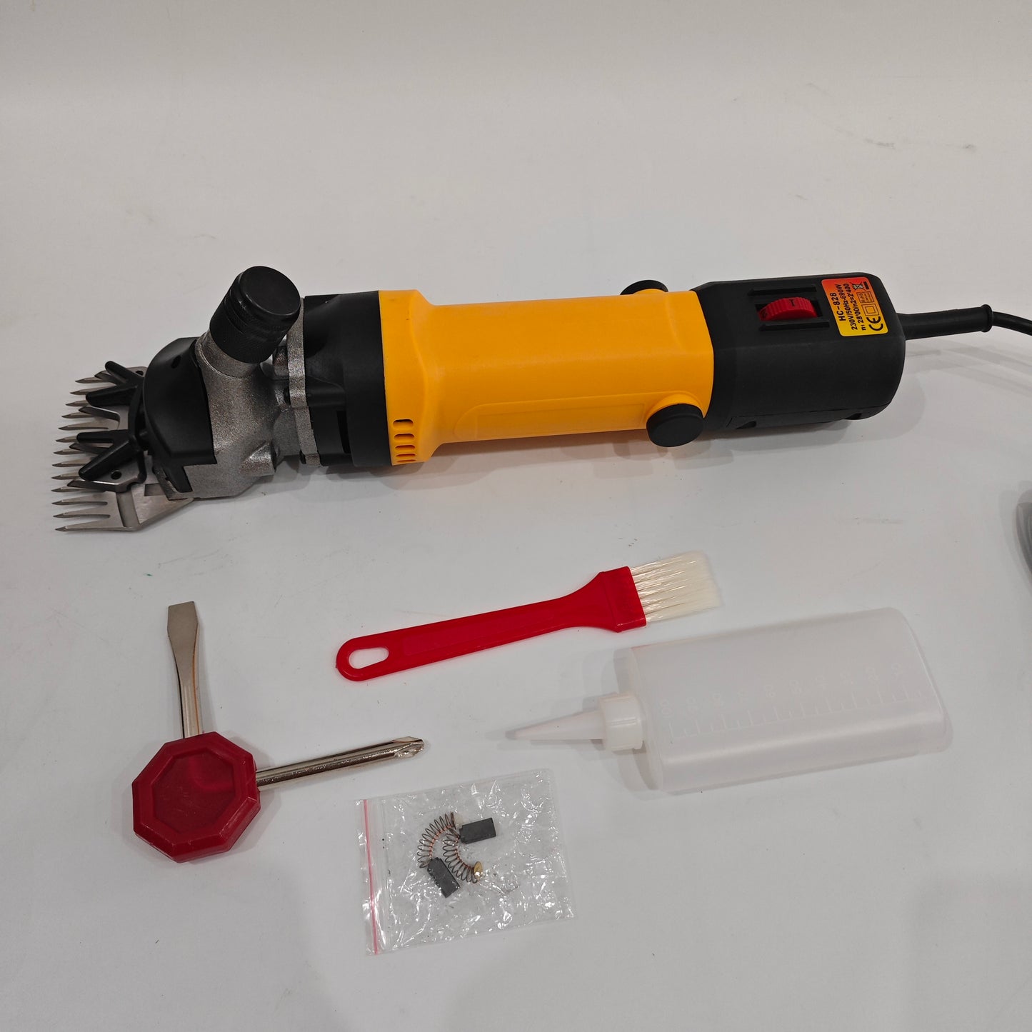 Electric sheep shearing clipper with 76 mm blade, oil bottle, brush and spare carbon brushes
