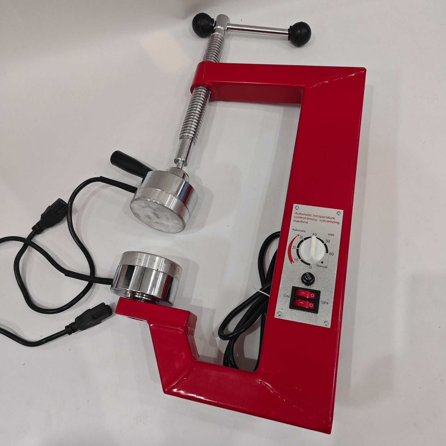 Tire repair vulcanizing machine with heated pressing heads