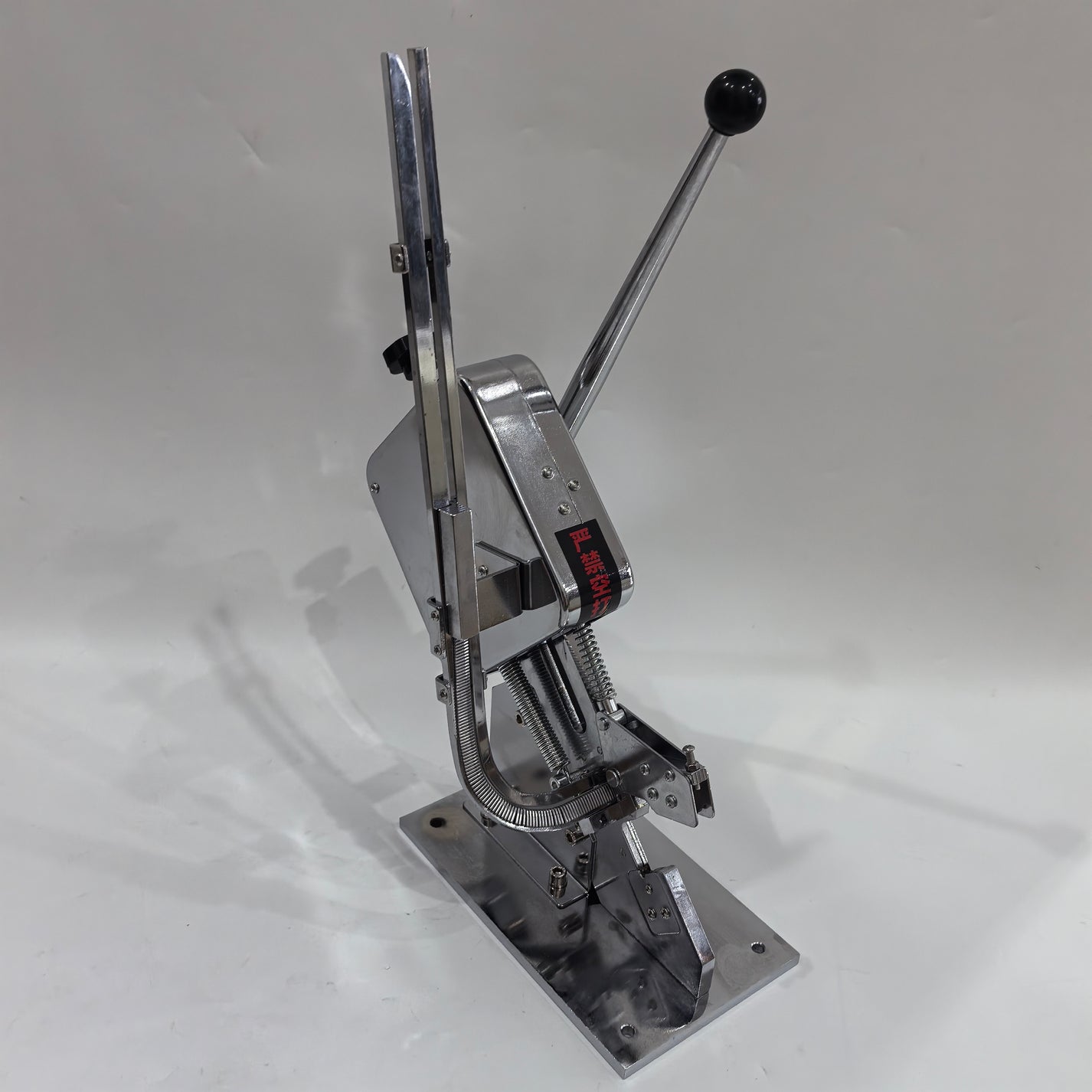 Manual U-shape sausage clipper with long handle and clip feed track