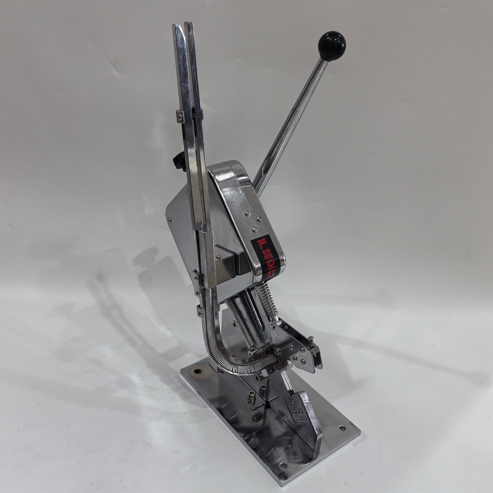 Manual U-shape sausage clipper with long handle and clip feed track