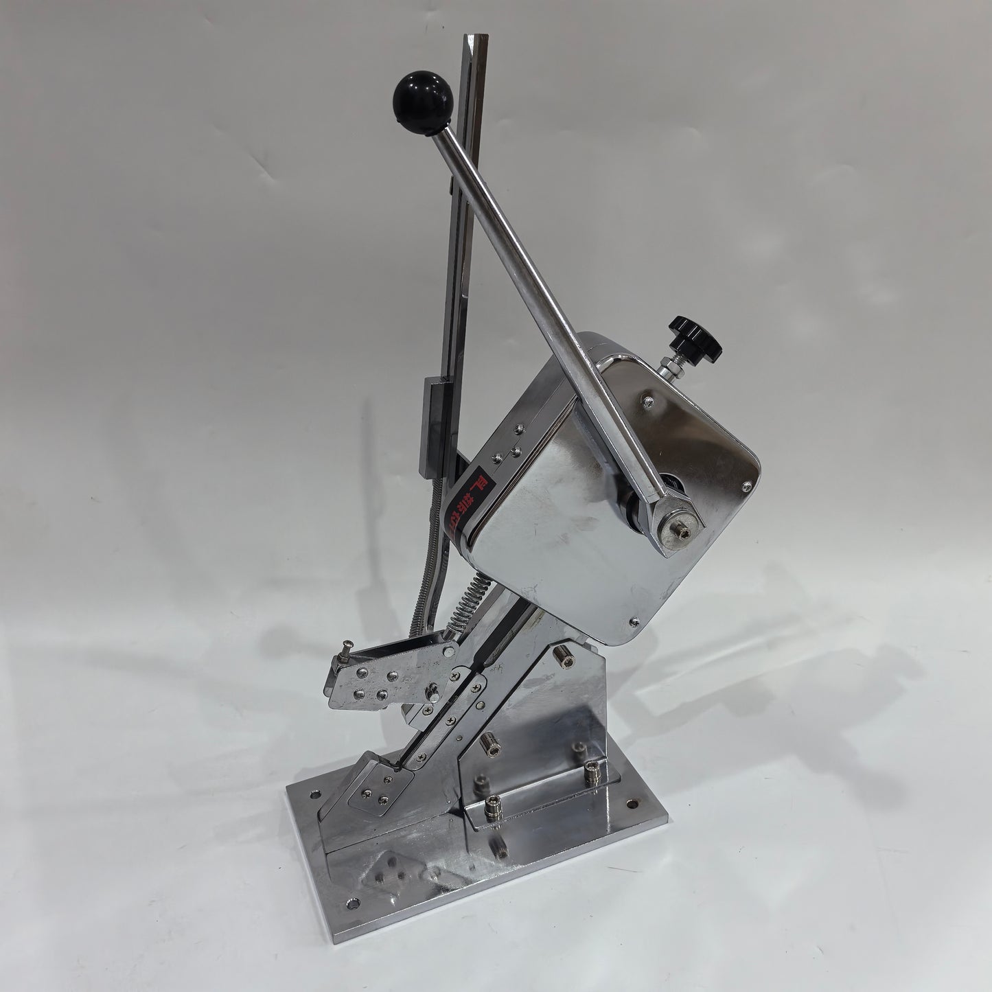Manual sausage clipper side profile with handle and adjustable knob
