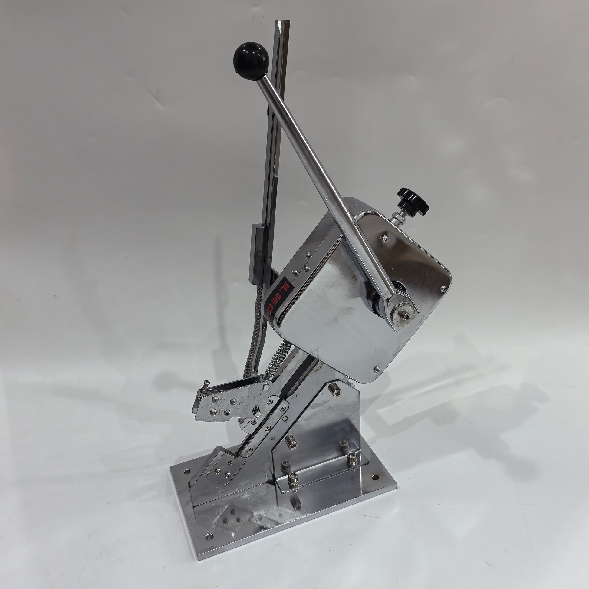 Manual sausage clipper side profile with handle and adjustable knob