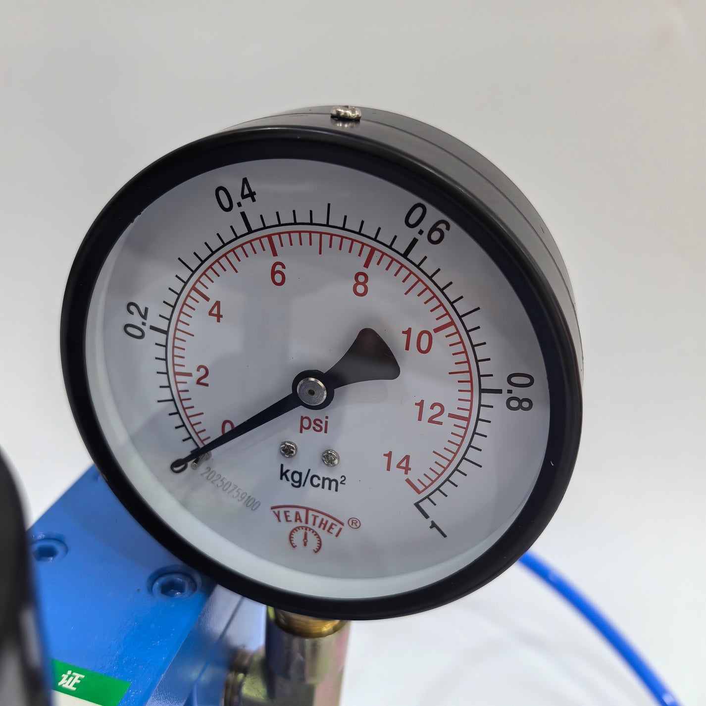 Pressure gauge on manual fabric hydrostatic pressure tester