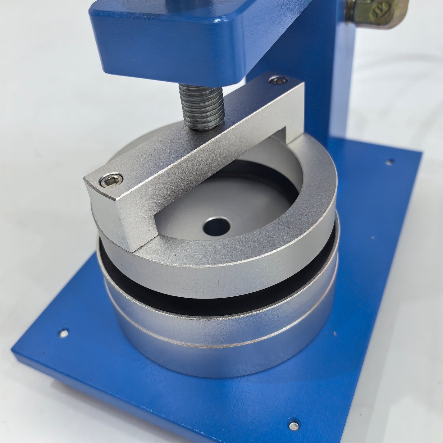 Sample clamping fixture on fabric hydrostatic pressure tester
