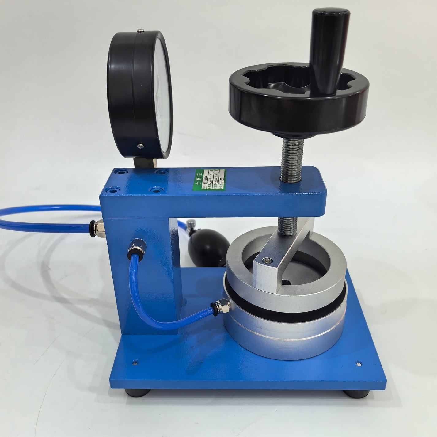 Manual fabric hydrostatic pressure tester with handwheel and pressure line