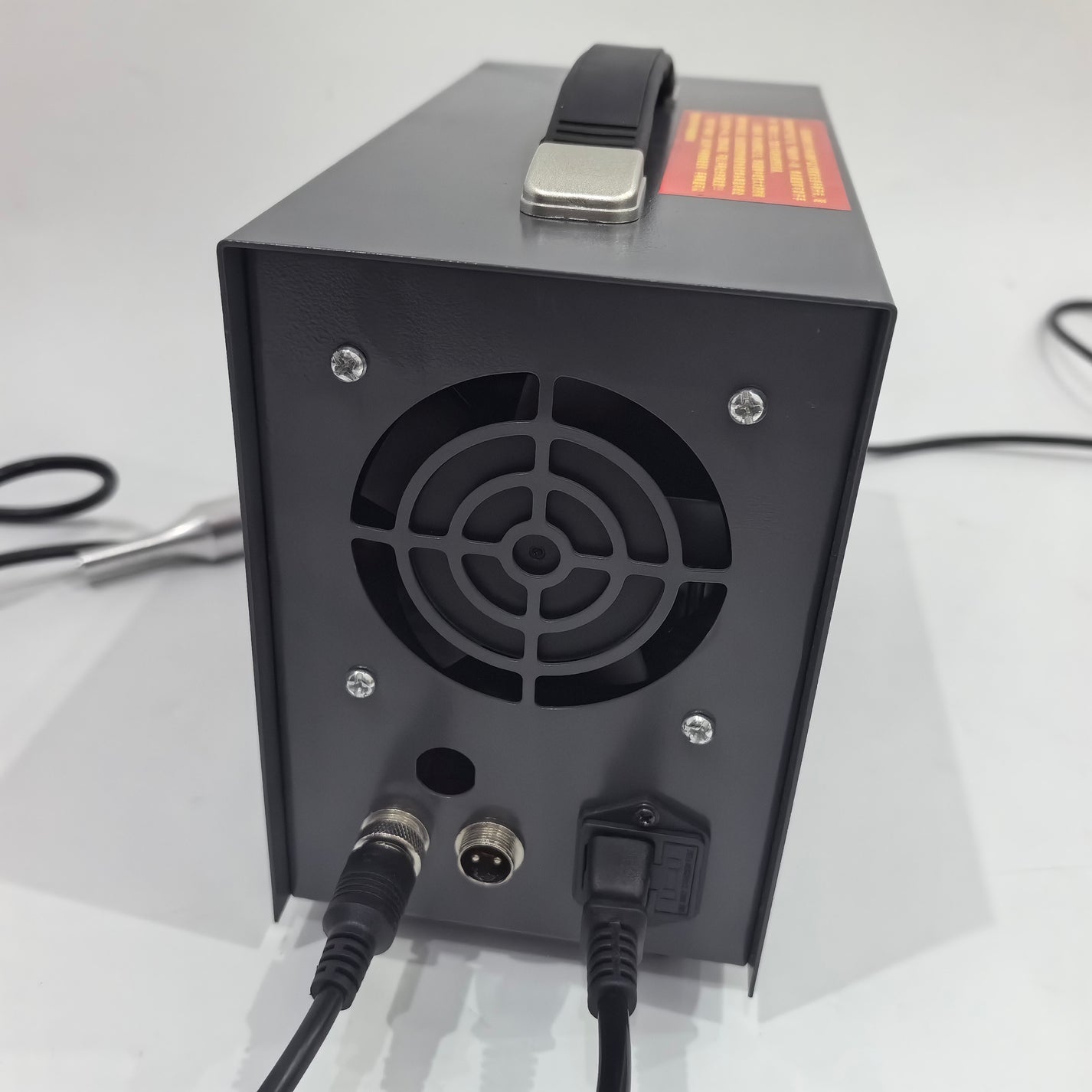 Plastic belt spot welding tool with supplied welding tips