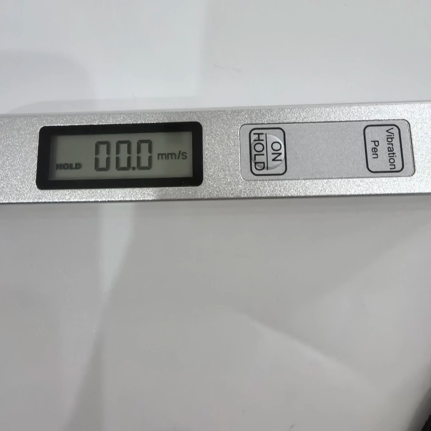 Close-up of TV200 vibration pen LCD reading in mm/s