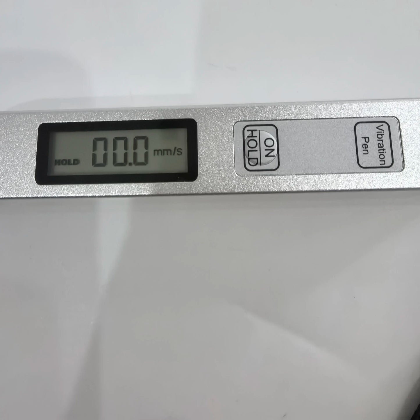 Close-up of TV200 vibration pen LCD reading in mm/s