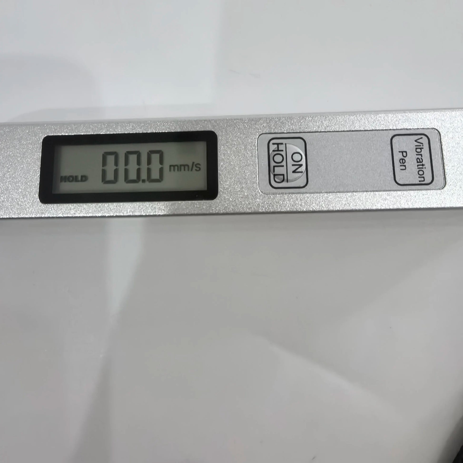 Close-up of TV200 vibration pen LCD reading in mm/s