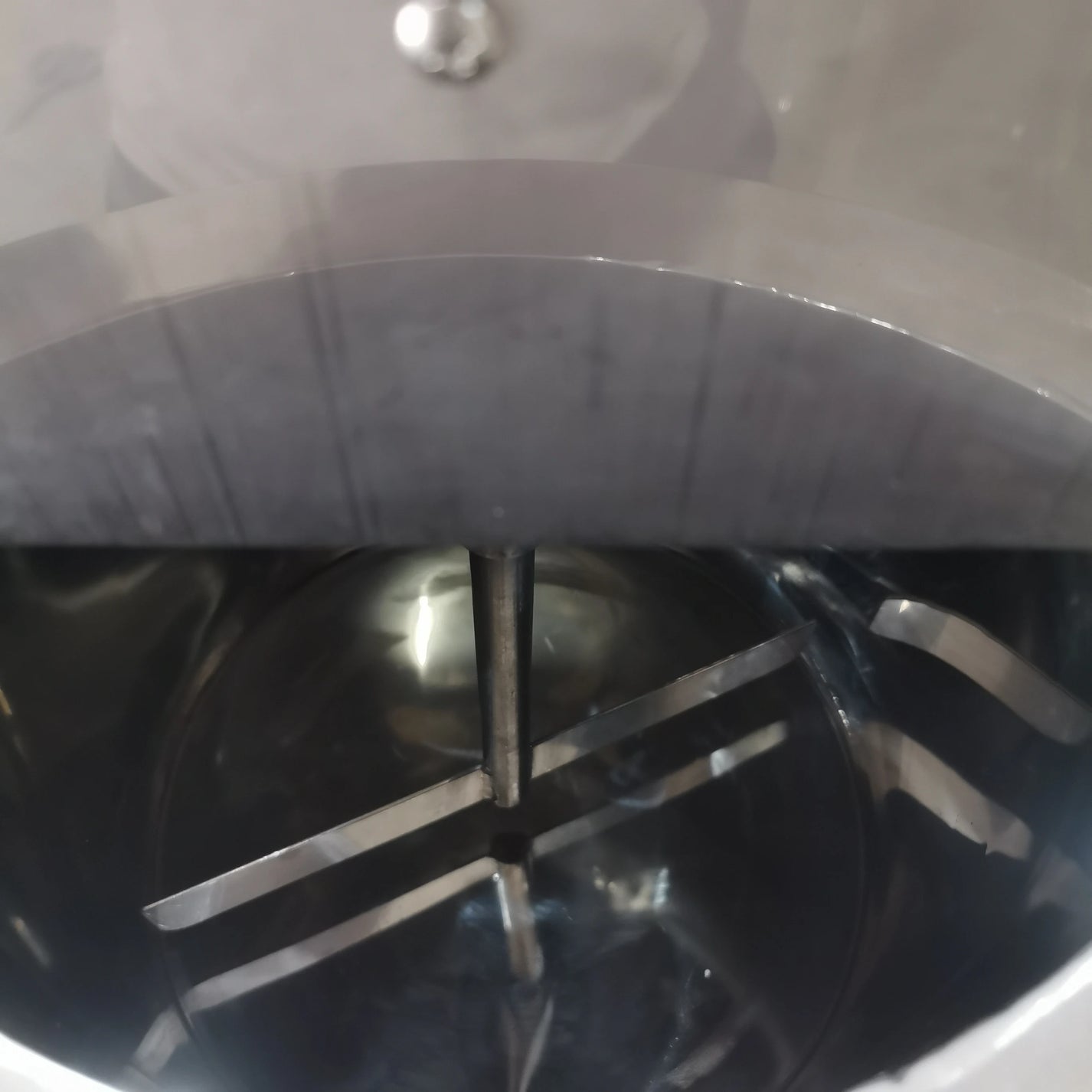 Interior stirring blade inside 15L cosmetic wax mixer filling machine