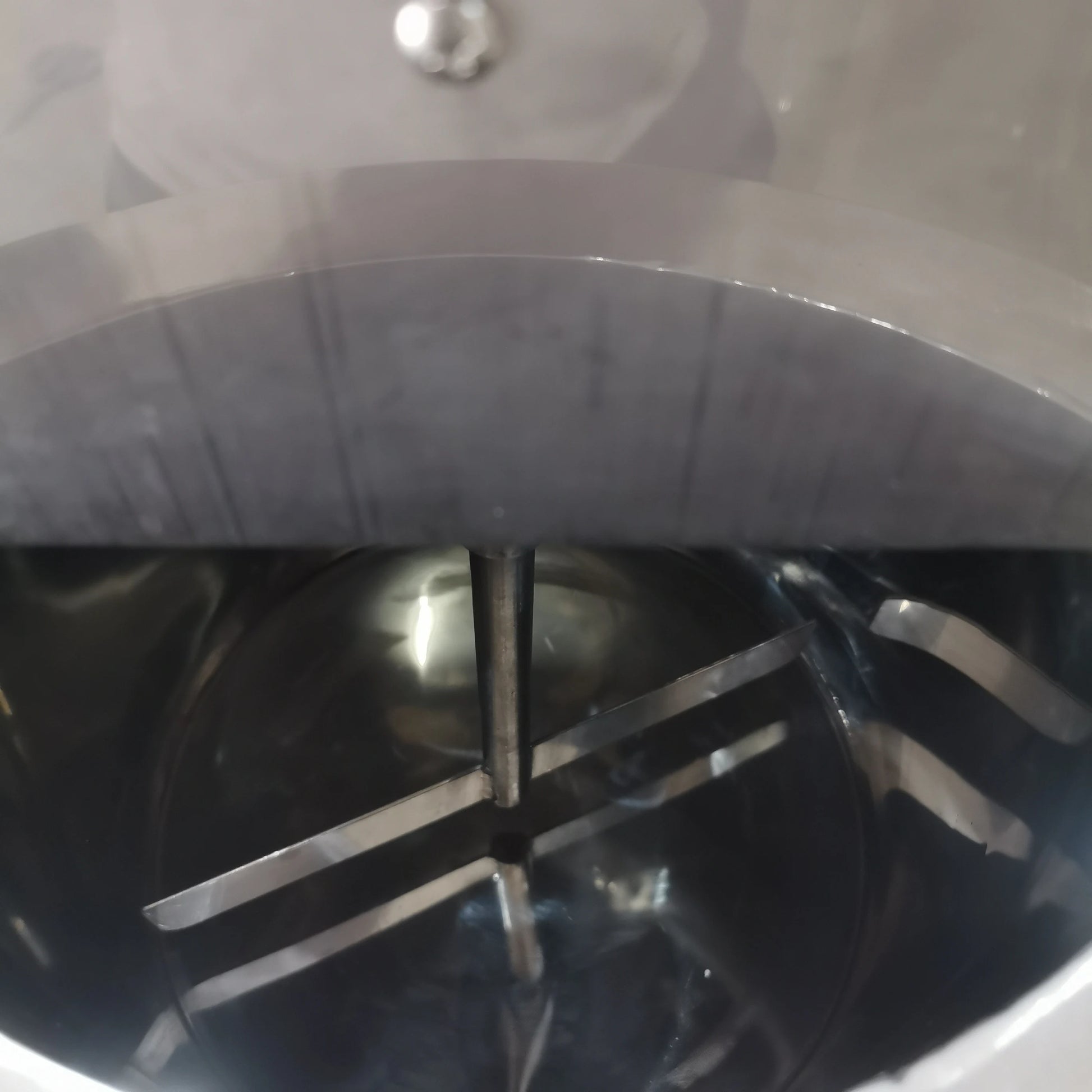 Interior stirring blade inside cosmetic wax heating mixer tank