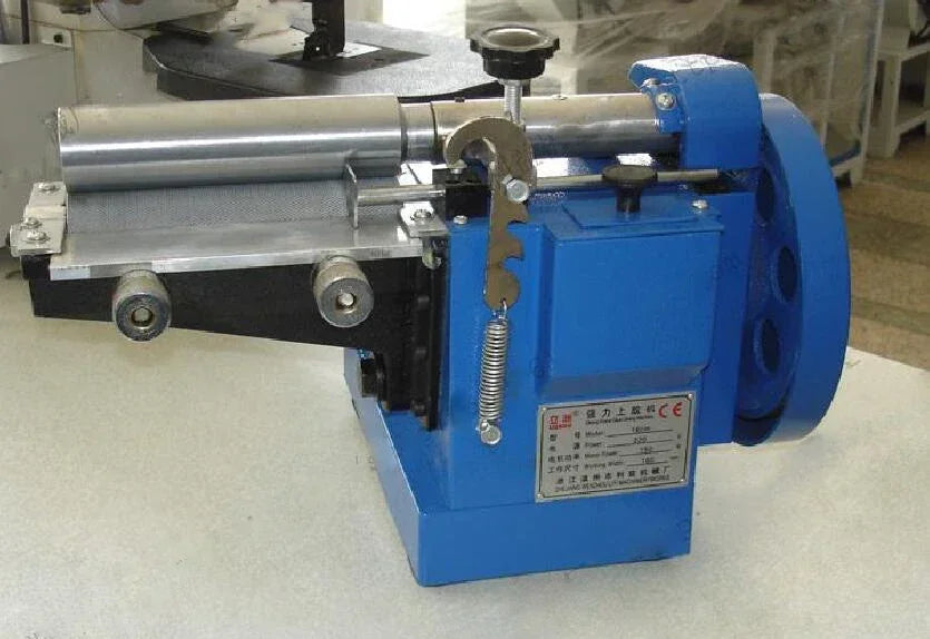 Glue coating machine for leather goods, zippers and shoe sole adhesive application