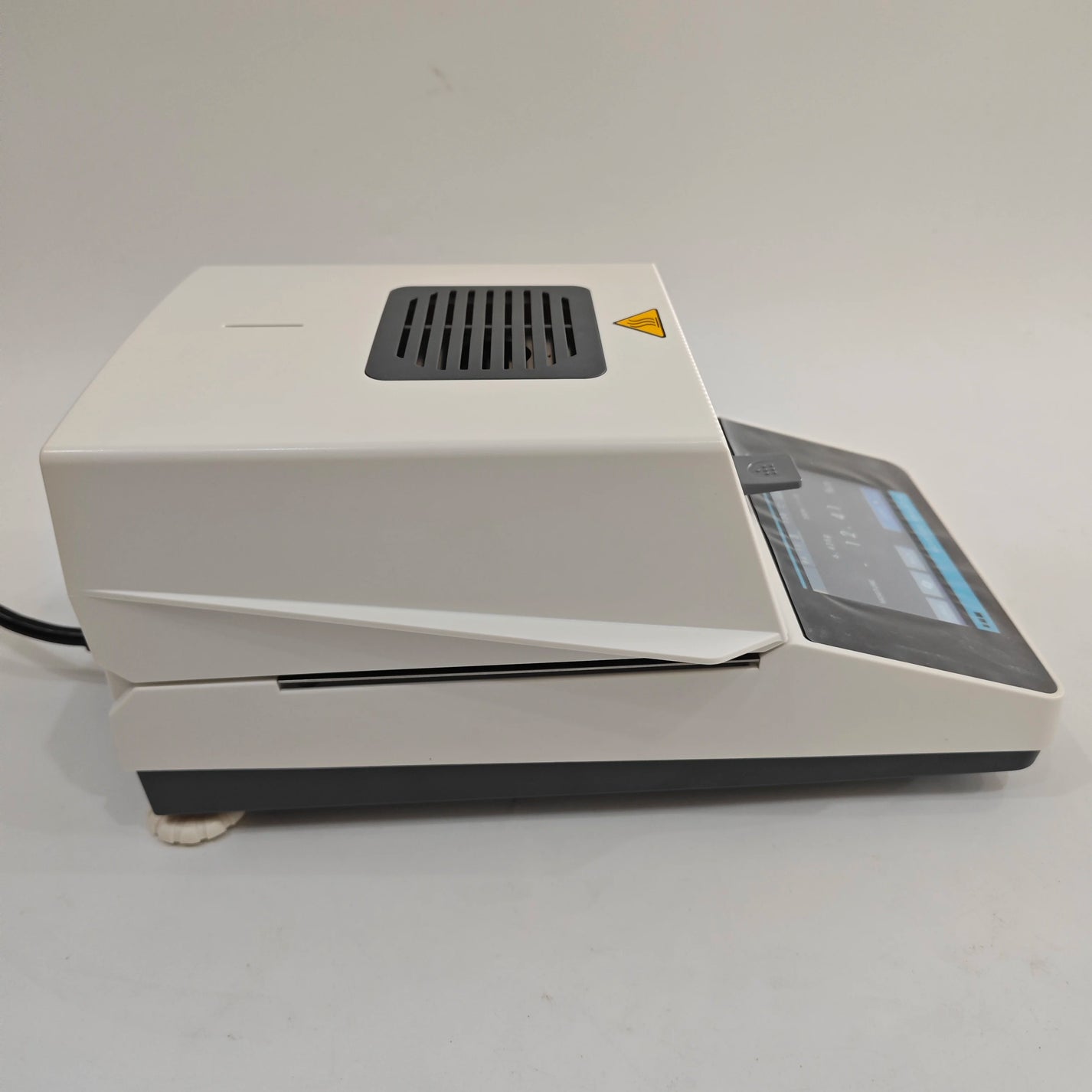 Compact halogen moisture analyzer with vented heating chamber