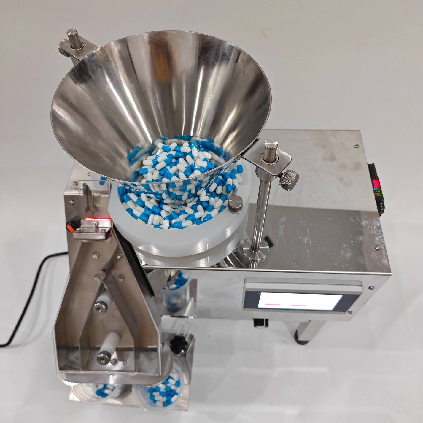 Desktop pill counter stainless machine body and outlet cups