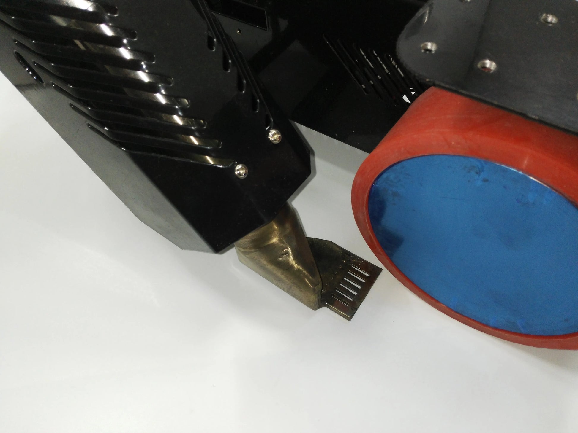 PVC banner welding machine nozzle and pressure wheel close-up