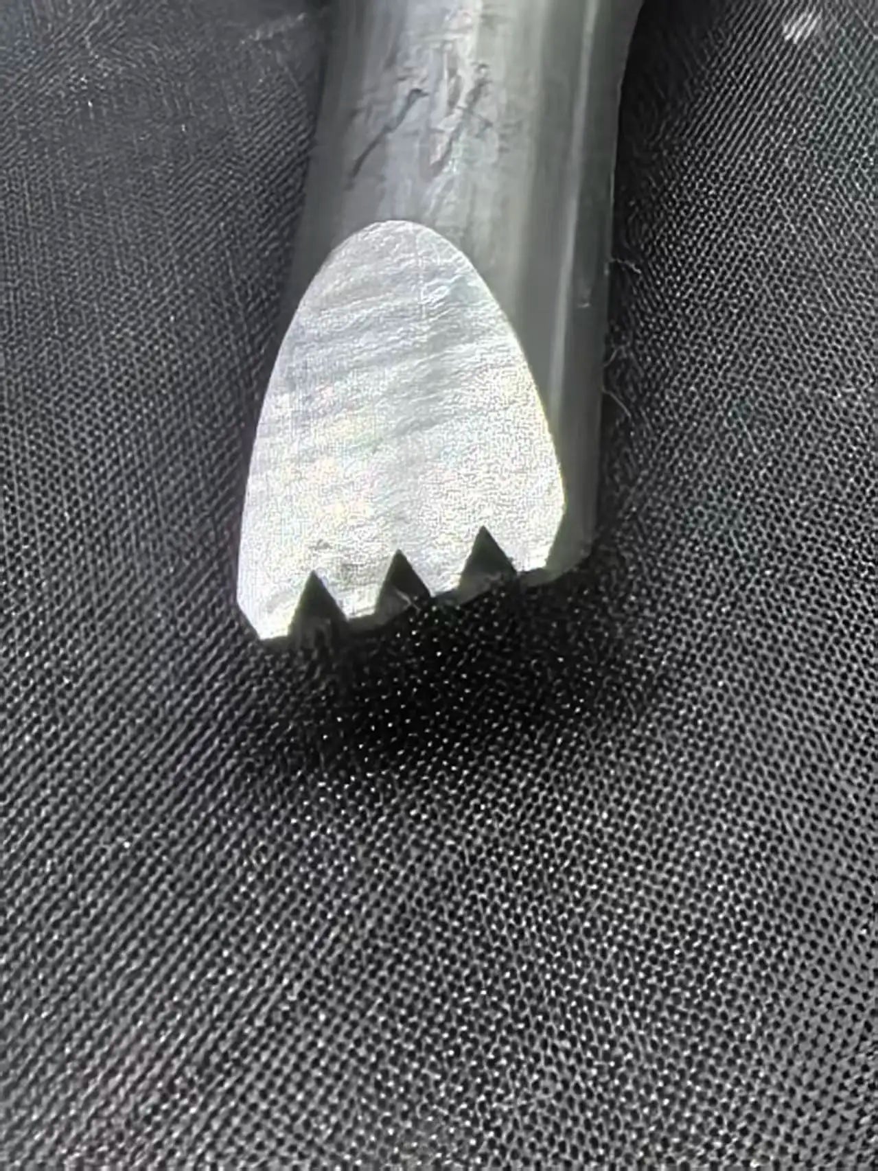 Ultrasonic welding horn tooth profile for fabric and belt spot welding