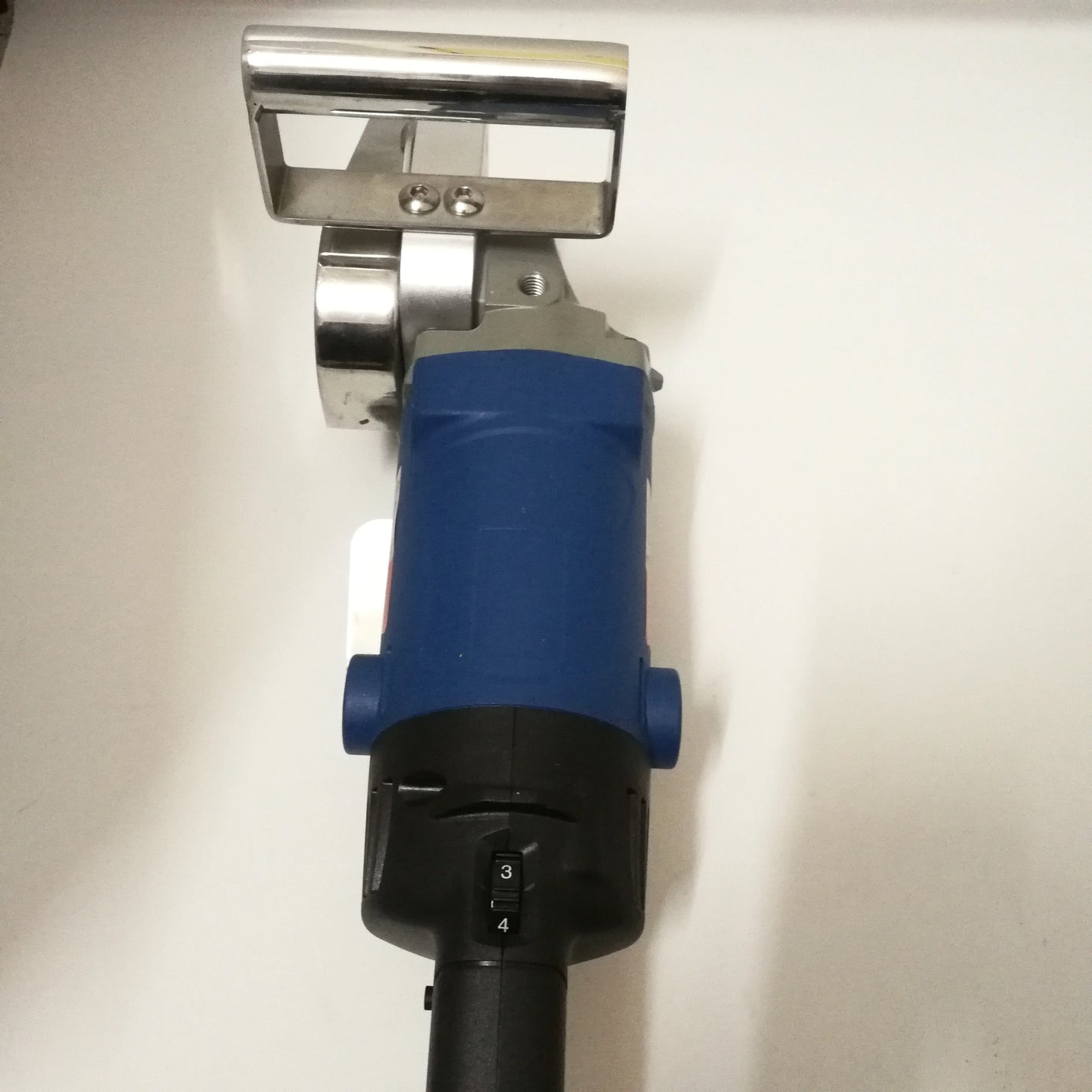 Carton waste stripping machine handle and double-claw chain detail
