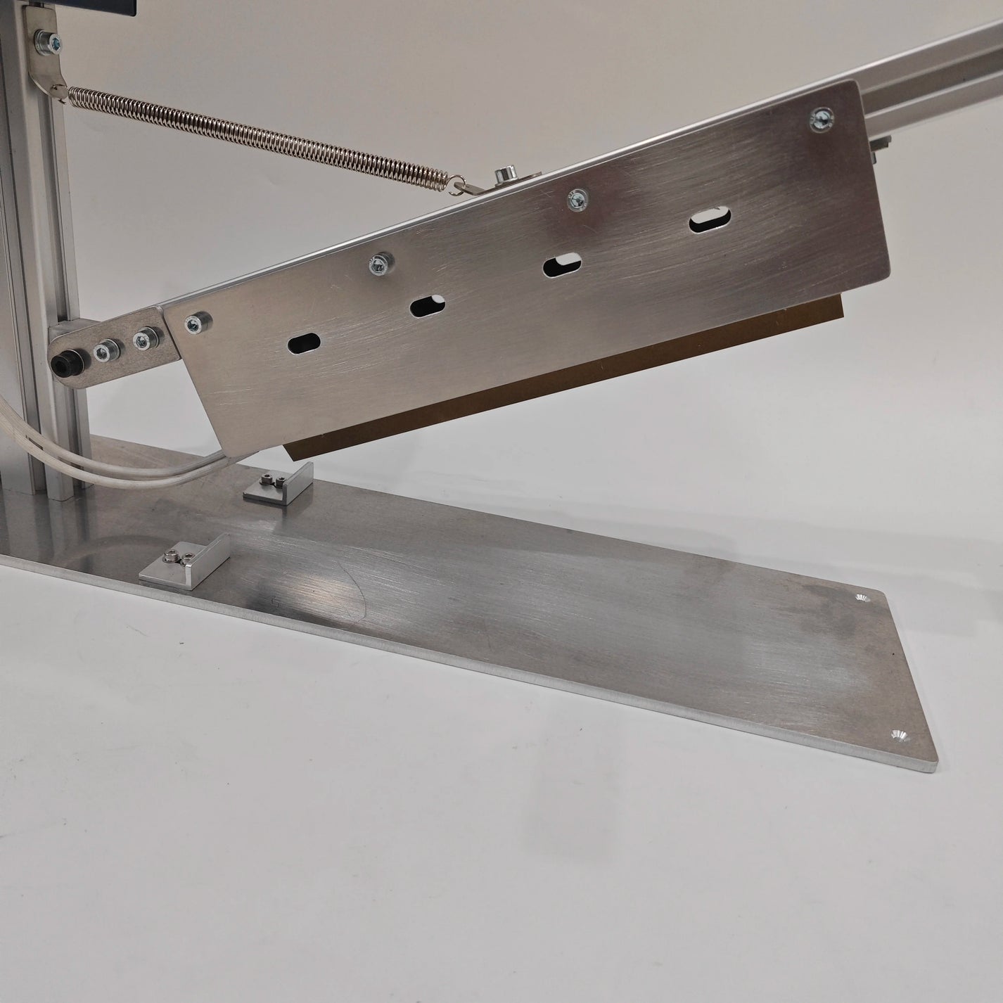 KD-90 hot knife cutter blade guide and base detail for synthetic material cutting