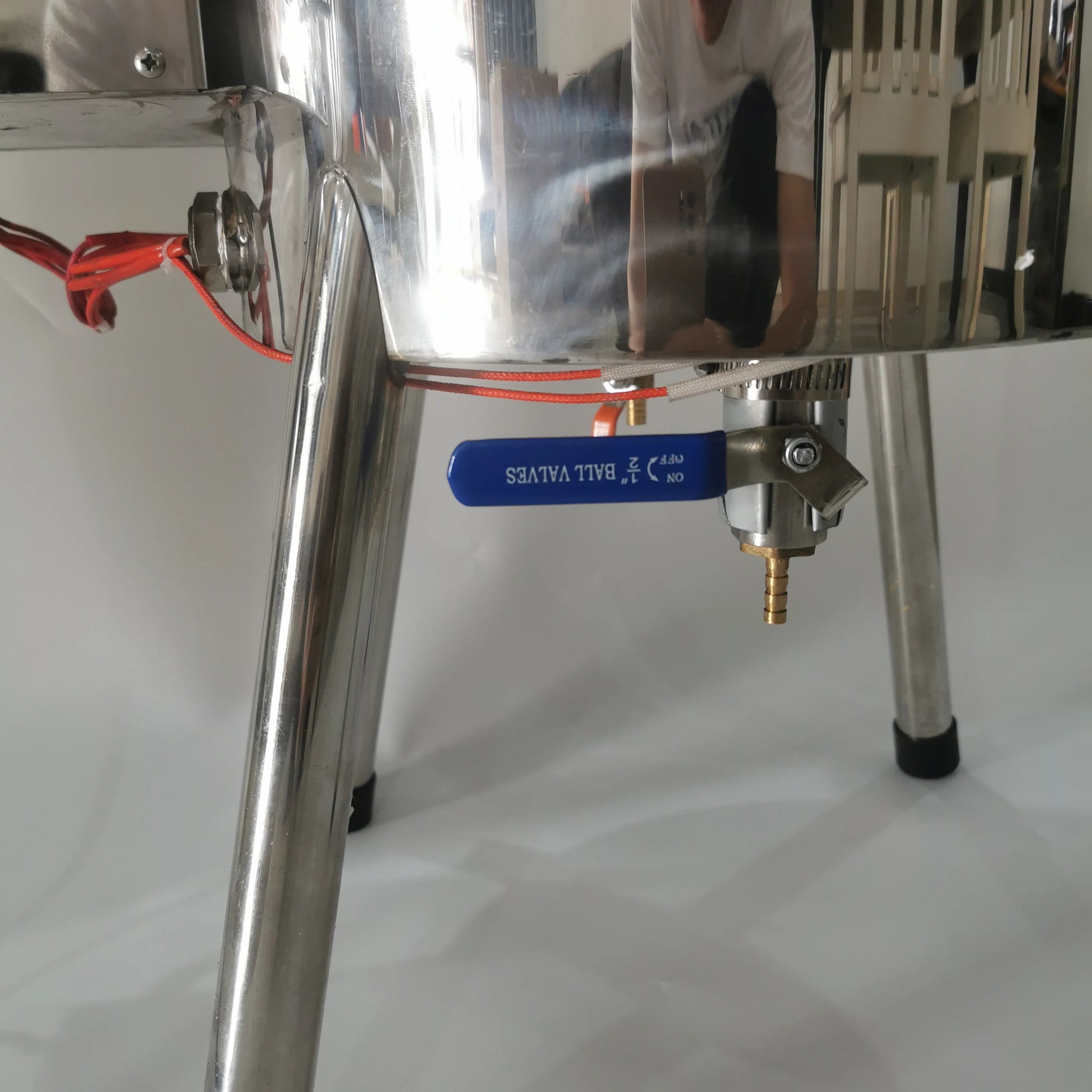 Outlet ball valve on stainless 15L heating mixing filling machine
