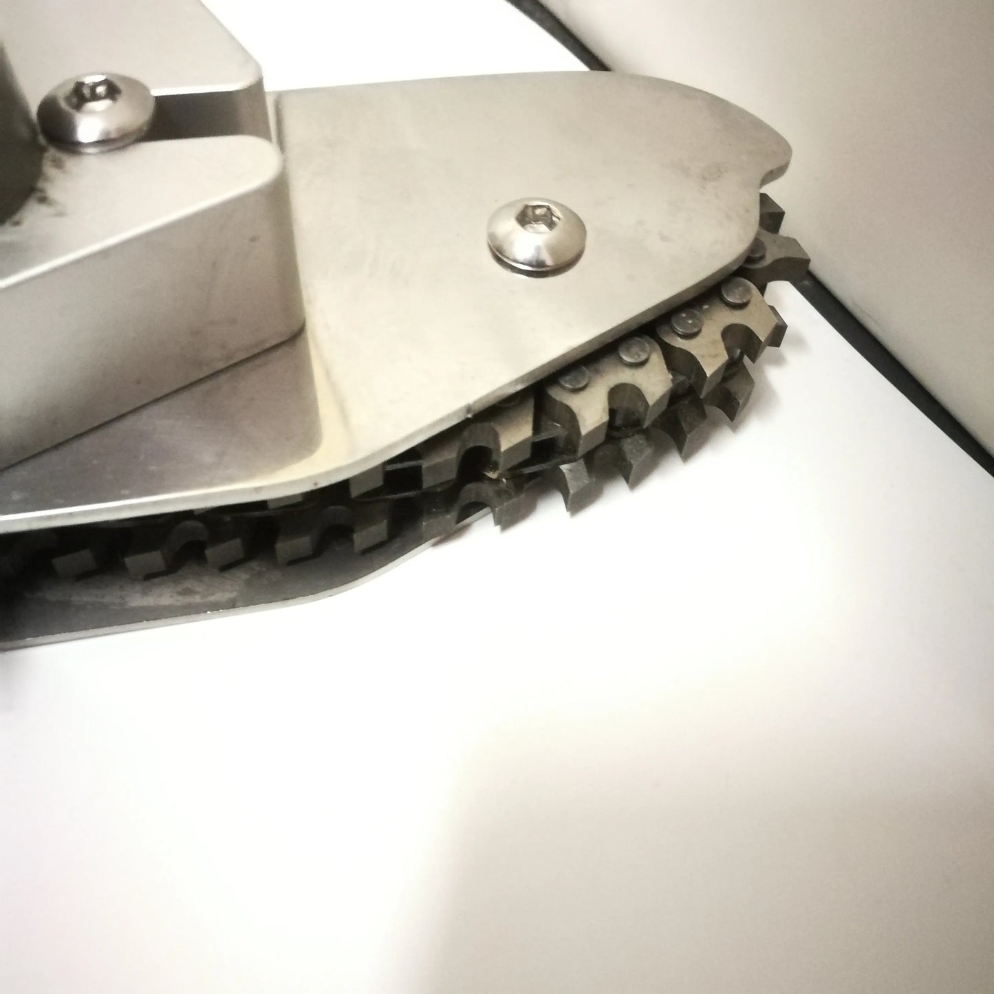 Double-claw waste stripping machine components and cutting chain detail