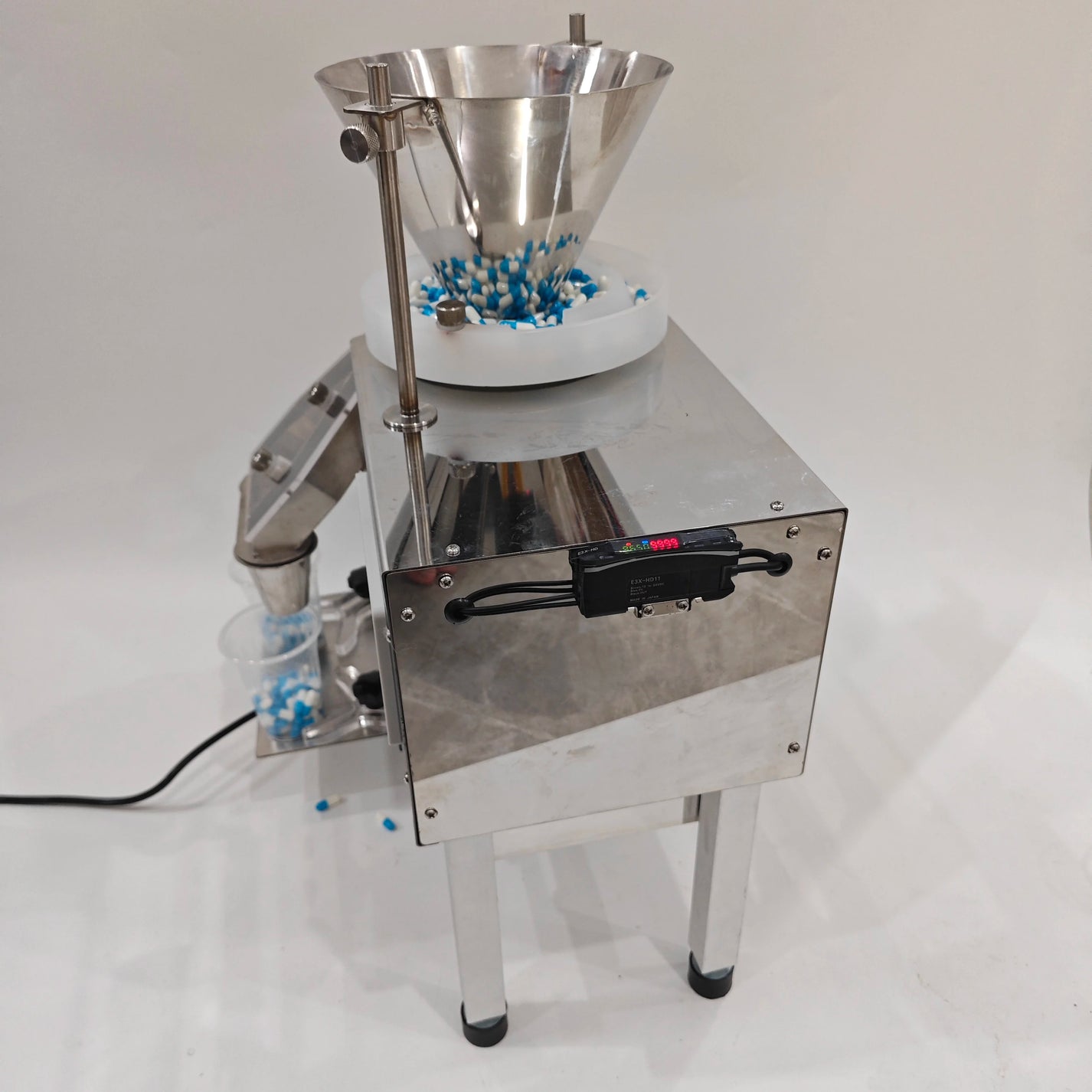 Capsule and small parts counter with vibration feeding system