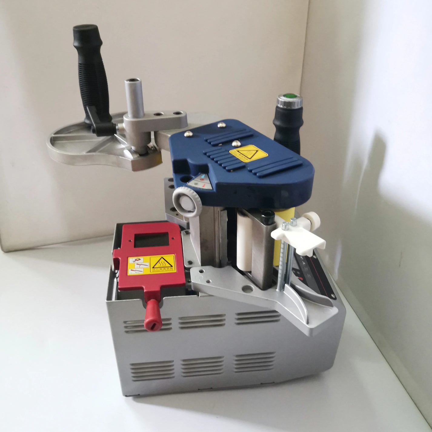 BR500 curve edge banding machine with glue pot cover and tape guides