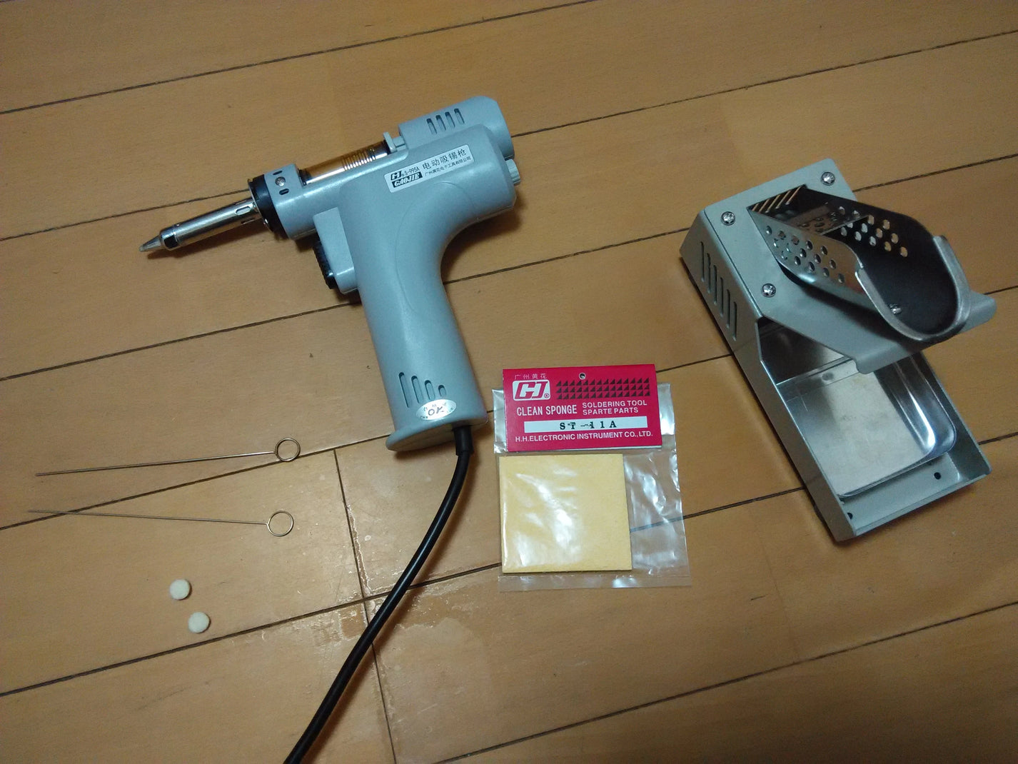 Electric desoldering pump and solder sucker tool