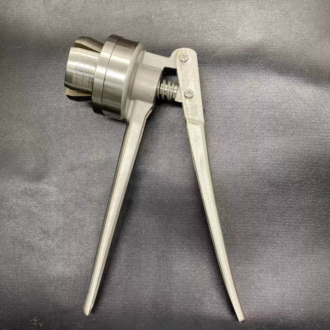 Manual vial cap crimper with size-specific crimping head