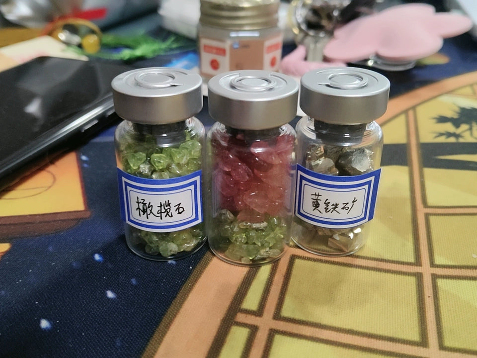 Glass vials sealed with aluminum caps using a manual crimper